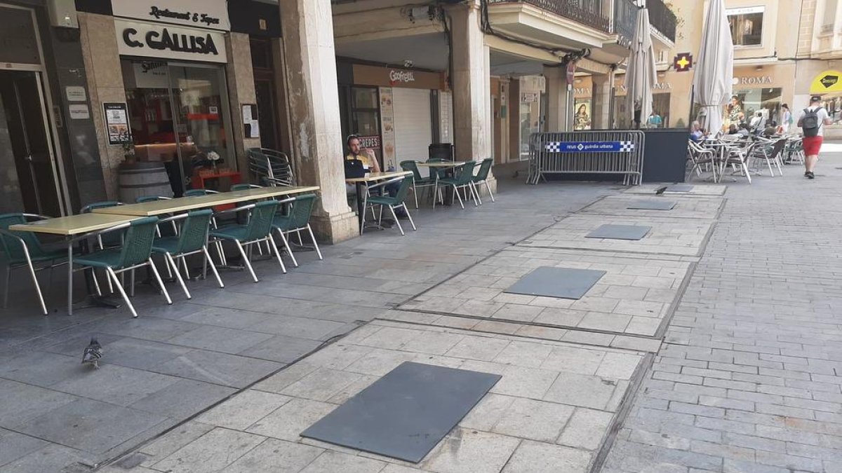 Imatge de la retirada dels contenidors soterrats de la plaça del Mercadal de Reus.