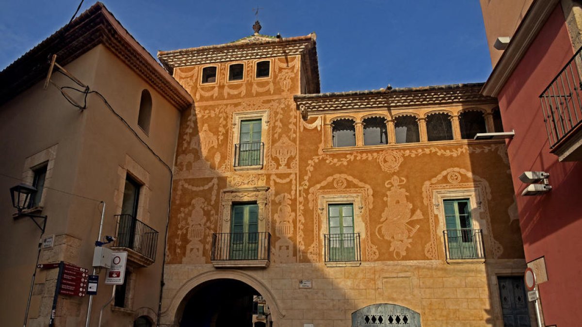 Façana oest amb esgrafiats barrocs restaurants a la Casa del Portal del Pardo al Vendrell.