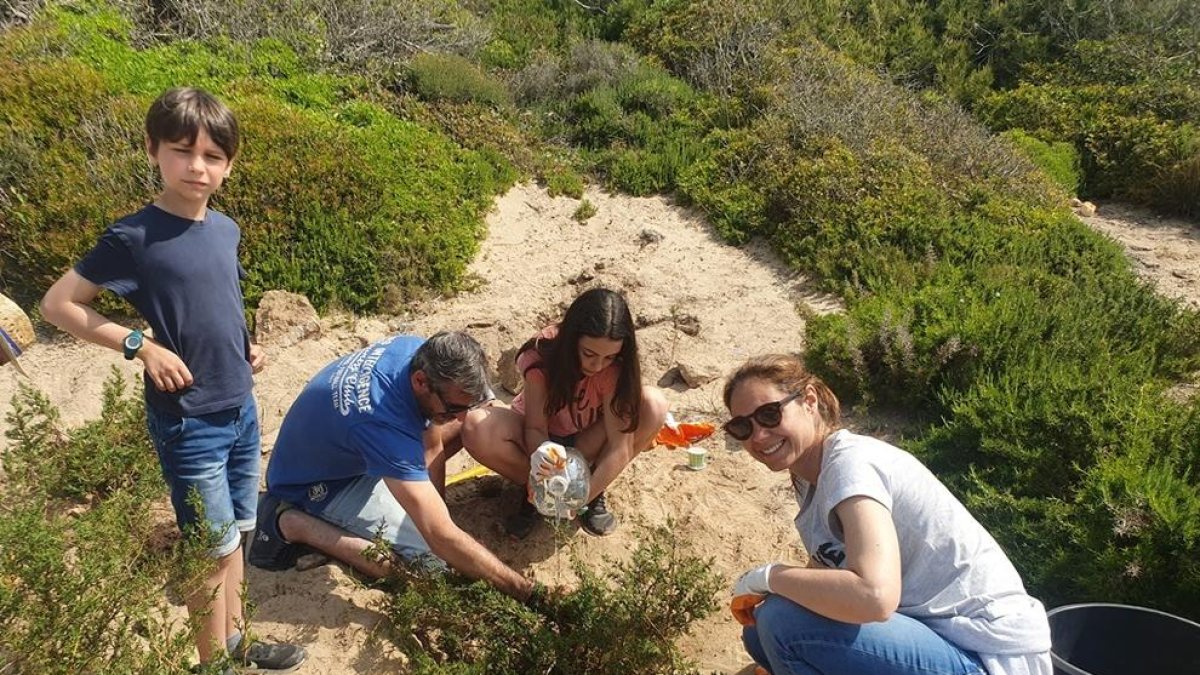 Imatge dels voluntaris que van participar en la recuperació de l'entorn natural de la Savinosa a Tarragona.