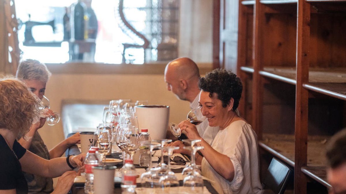 Tast a cegues de vermuts a la primera jornada dels Premis Vinari, a la Casa Navàs.