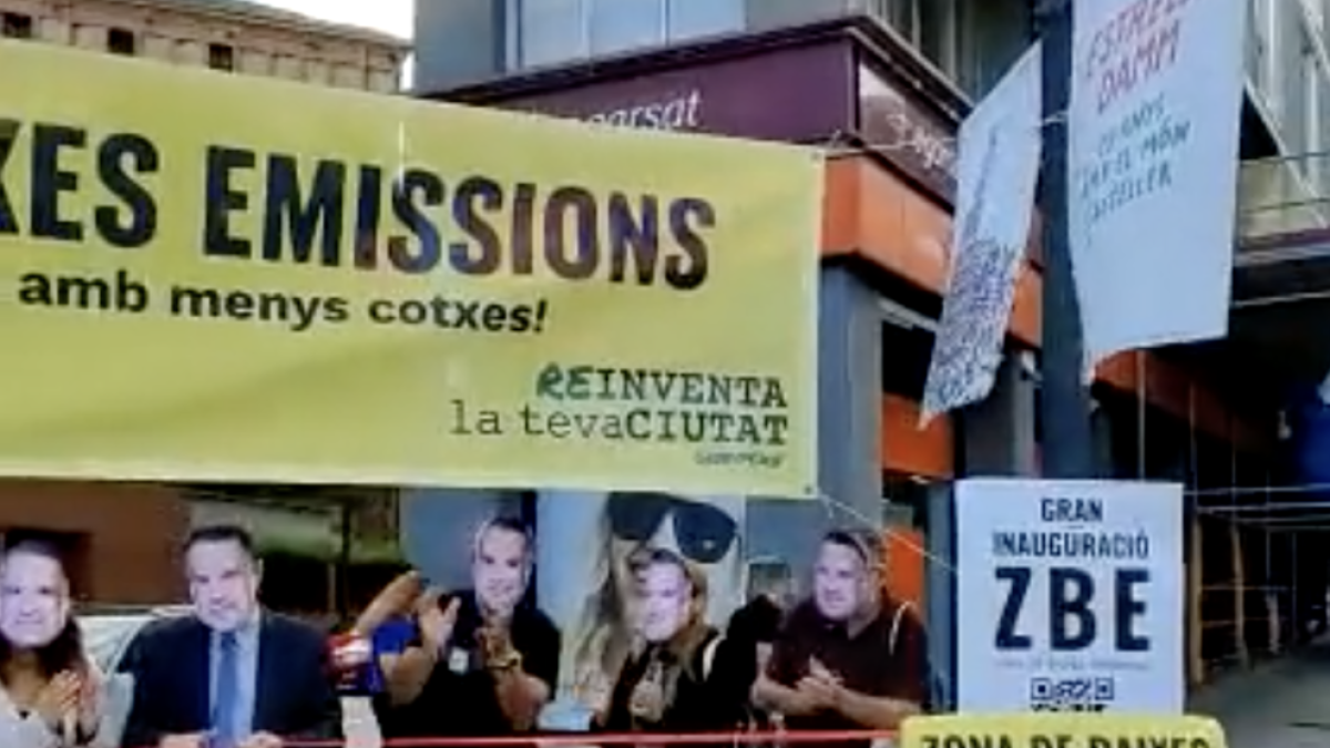 Greenpeace ha simulat una 'inauguració' de la zona de baixes emissions a Tarragona.