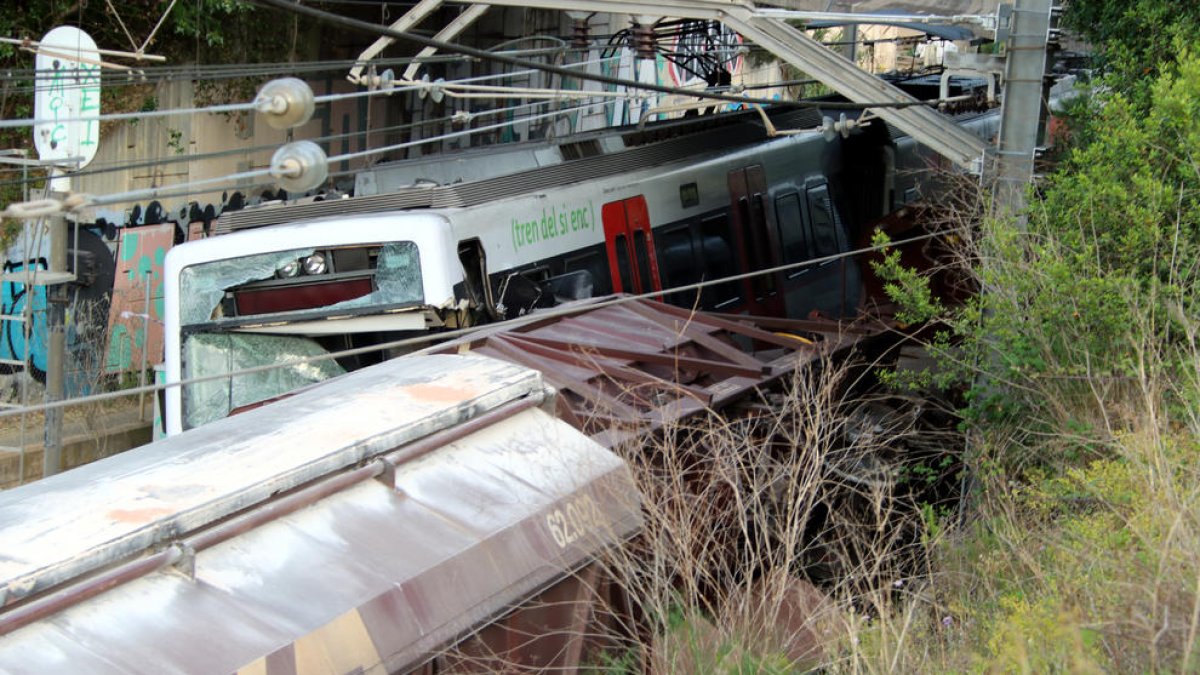 Mor el maquinista d'un tren després de xocar amb un tren de mercaderies a Sant Boi