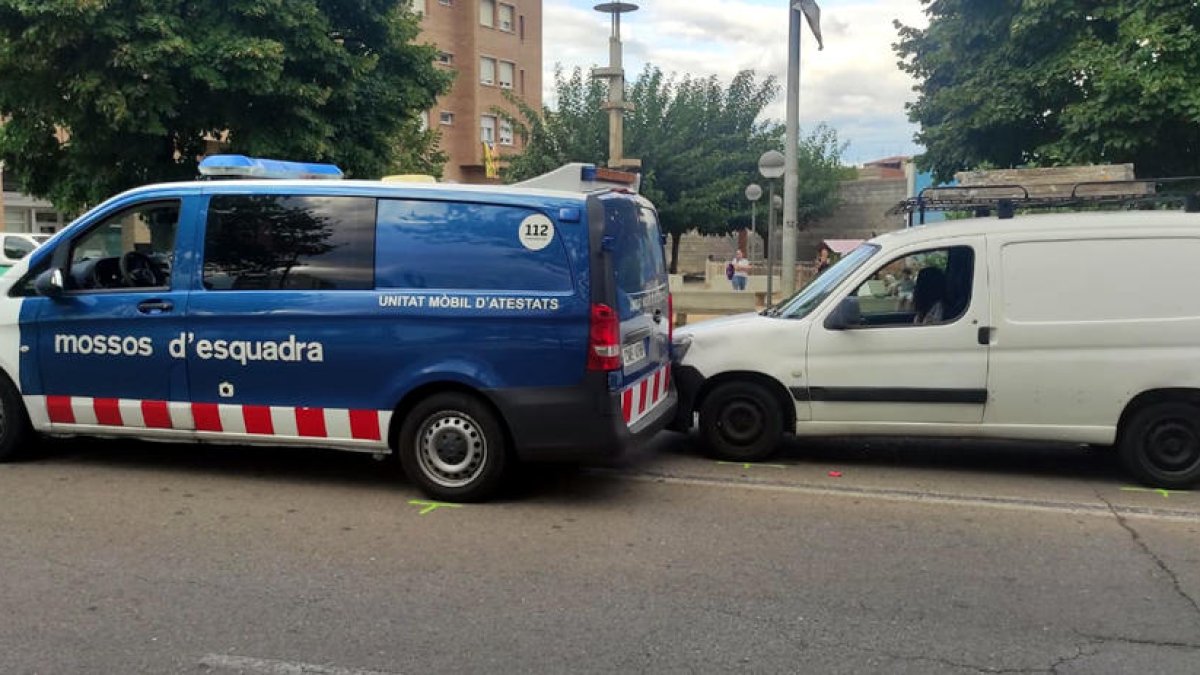 La furgoneta que conduïa el detingut i el vehicle policial contra el qual va xocar.