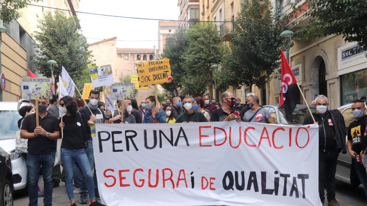 Capçalera de la concentració davant els serveis territorials d'Educació a Tarragona.