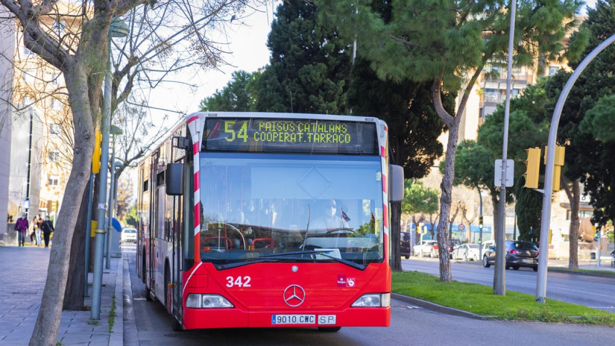 Imatge d'un autobús de l'EMT al centre de Tarragona.