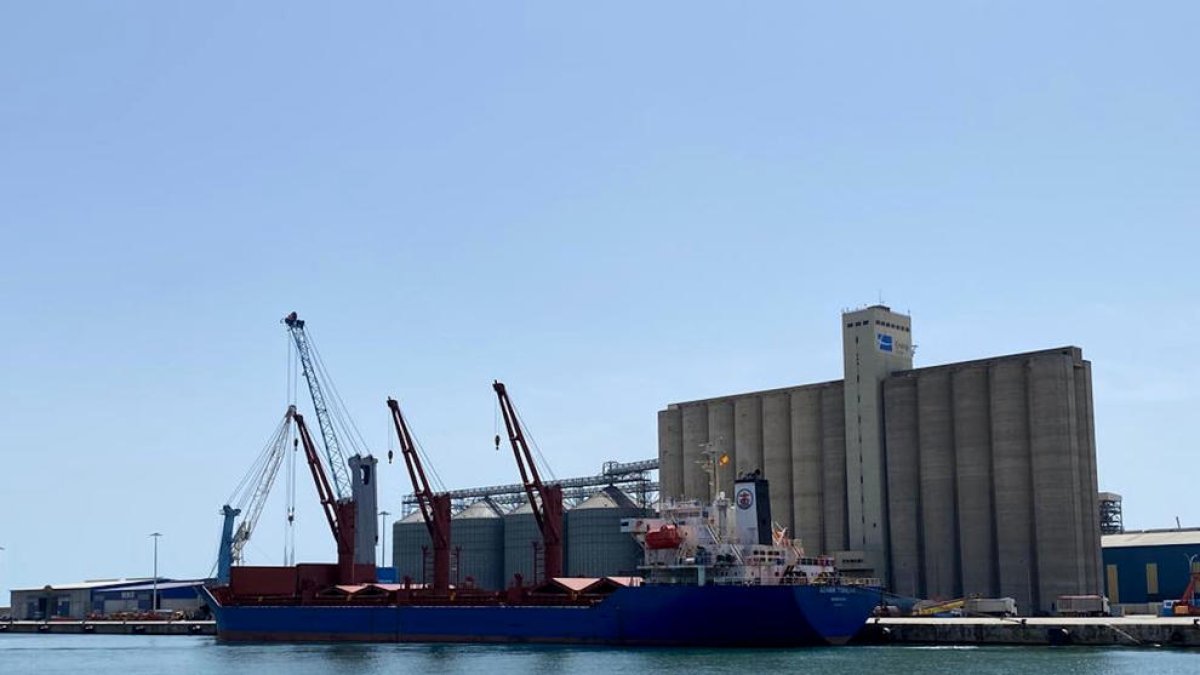 Un vaixell al Port de Tarragona.