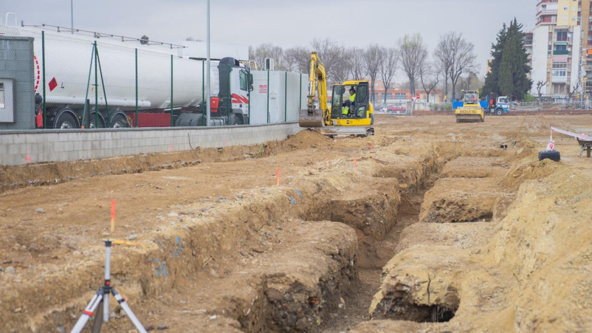 Operarios y máquinas trabajando ayer en los terrenos donde Bricomart construirá el almacén de venta para profesionales y particulares.