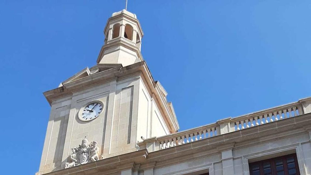 Imatge de la façana del palau municipal amb el domàs.