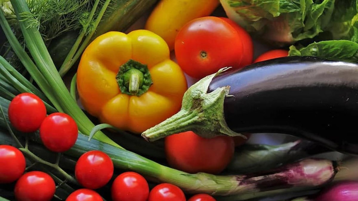 Primer plano de frutas y verduras habituales en la dieta mediterránea.