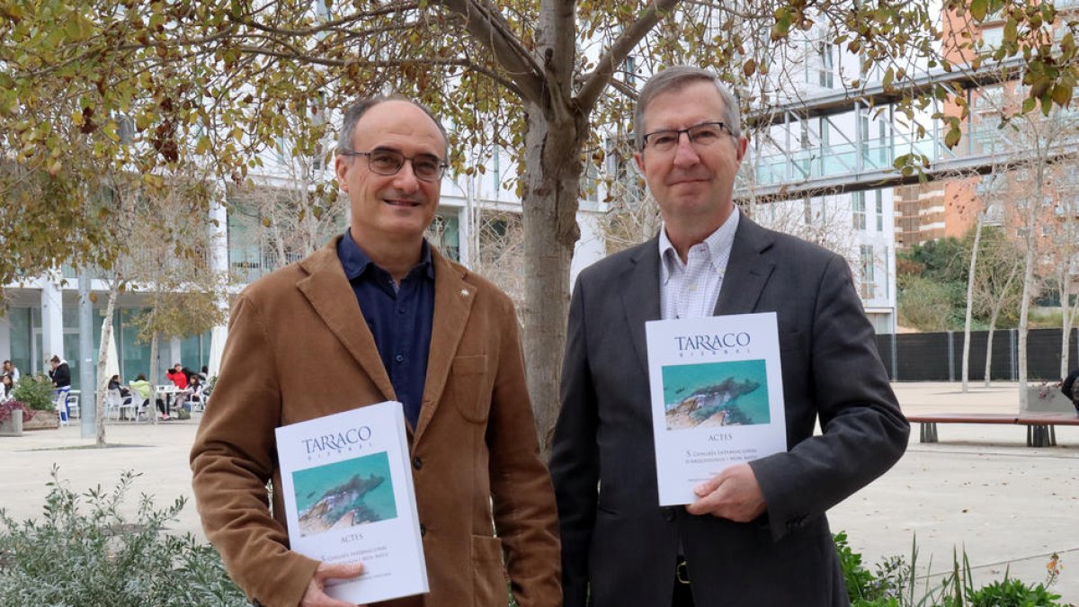 El catedràtic Joaquin Ruiz de Arbulo, i el director de l'ICAC, Josep Maria Palet, amb el llibre de les Actes del cinquè congrés.

Data de publicació: dilluns 21 de novembre del 2022, 13:35

Localització: Tarragona

Autor: Neus Bertola