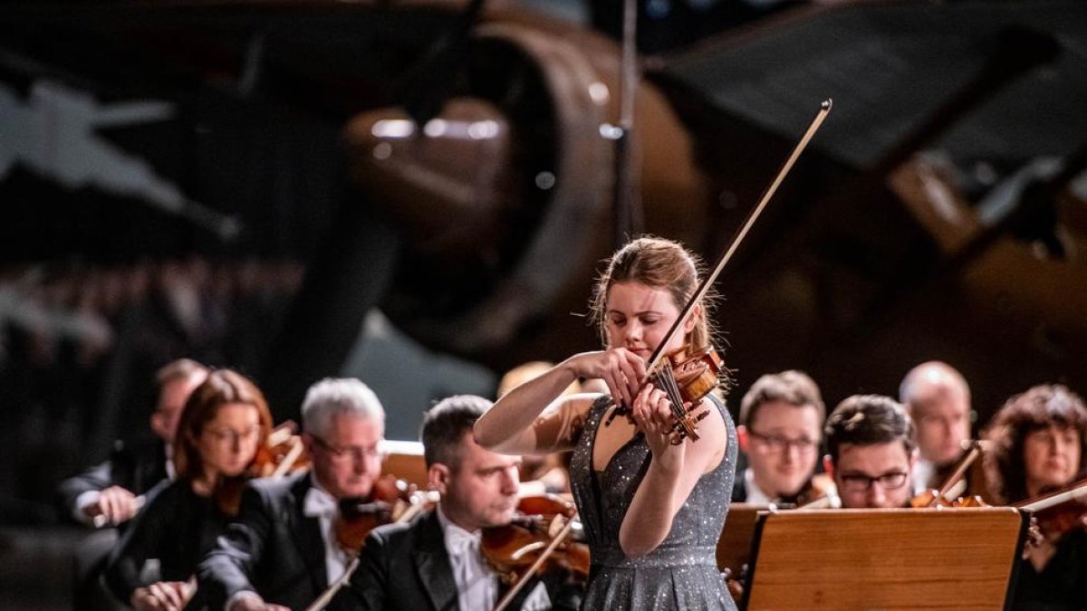 Imatge de la tarragonina Inés Issel, de 21 anys, tocant el violí durant un concert.