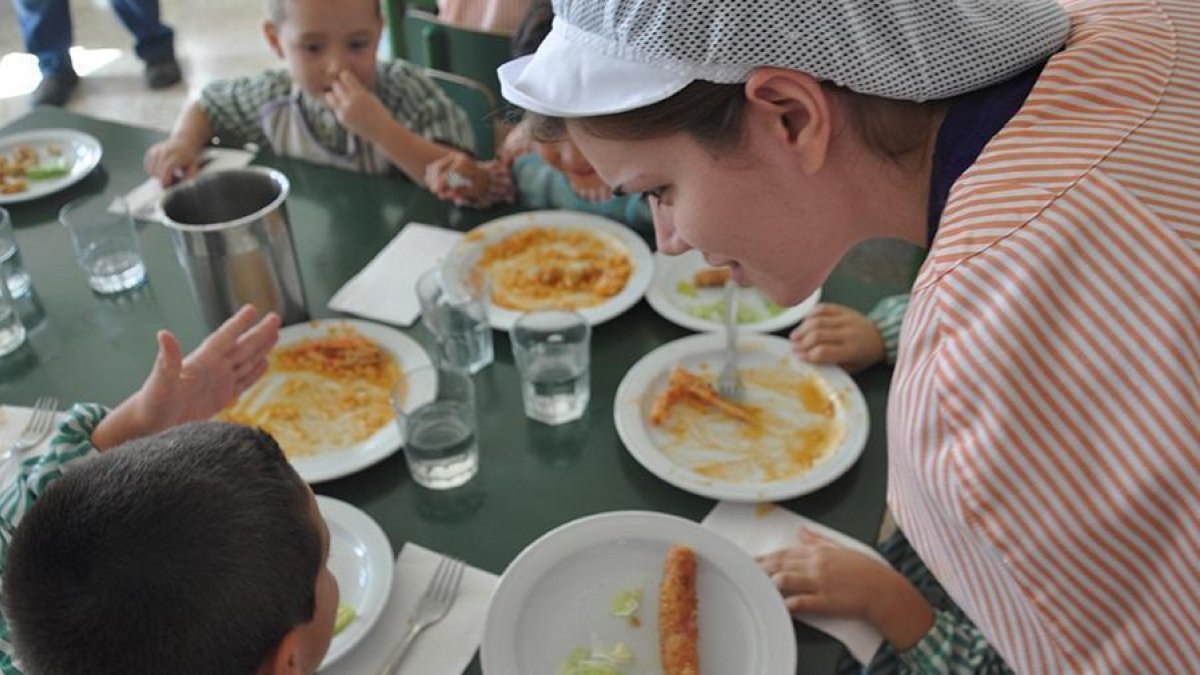 Imatge d'un menjador escolar d'un centre educatiu.