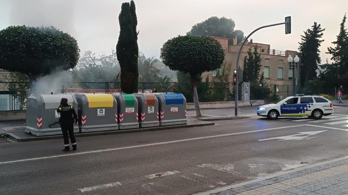 Imatge del contenidor incendiat amb la presència de la Guàrdia Urbana de Tarragona.