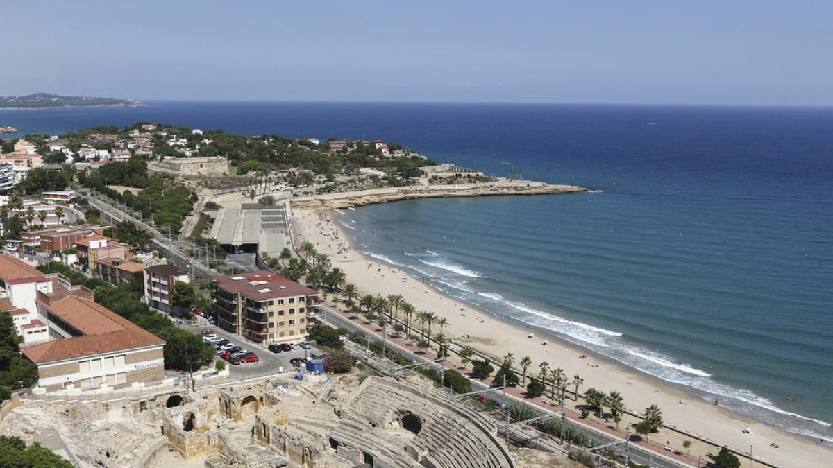 Imatge aèria d'arxiu de l'Amfiteatre de Tarragona i les vies de tren.