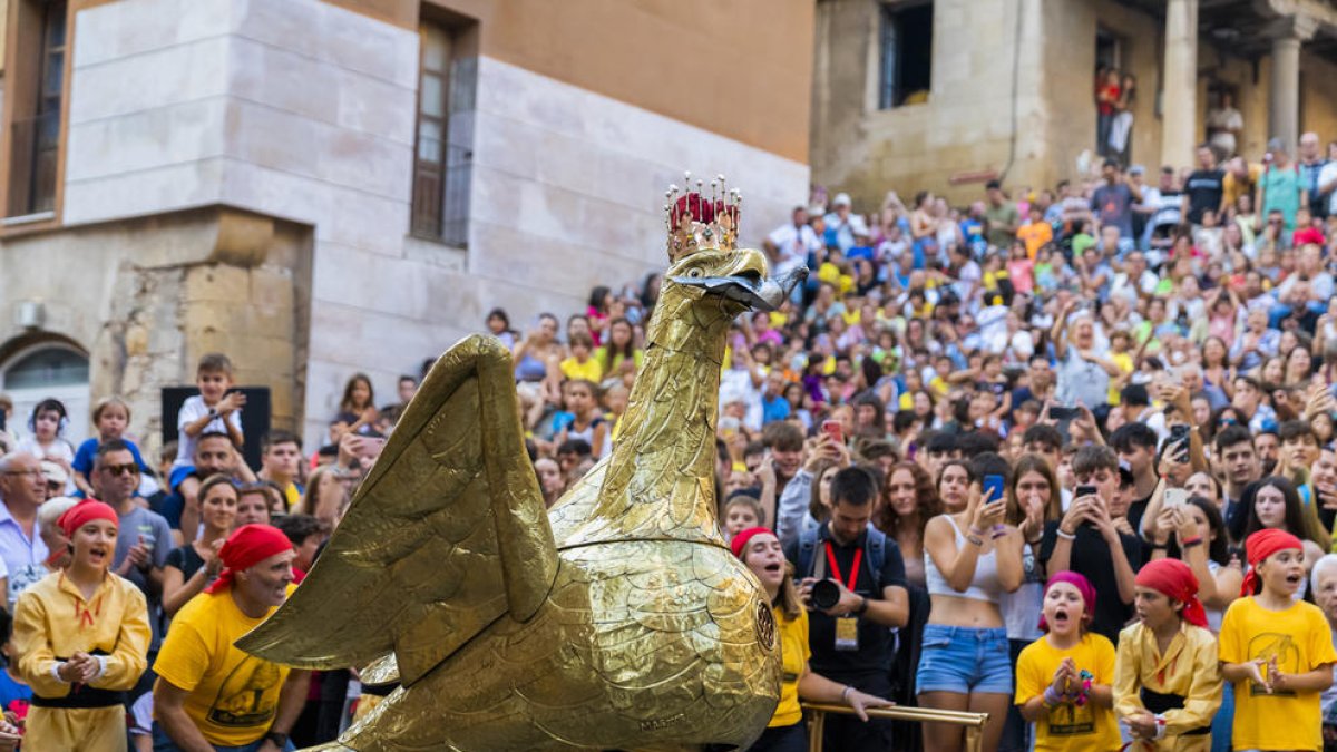 Tots els elements del Seguici Petit van actuar a la plaça de les Cols fent gaudir i ballar a tots els que van assistir.