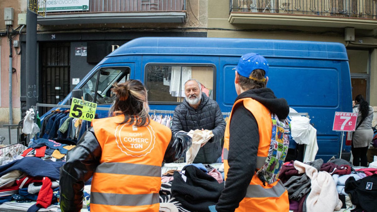 Imatge de la campanya Europe Direct repartint bosses als mercadets de Tarragona.