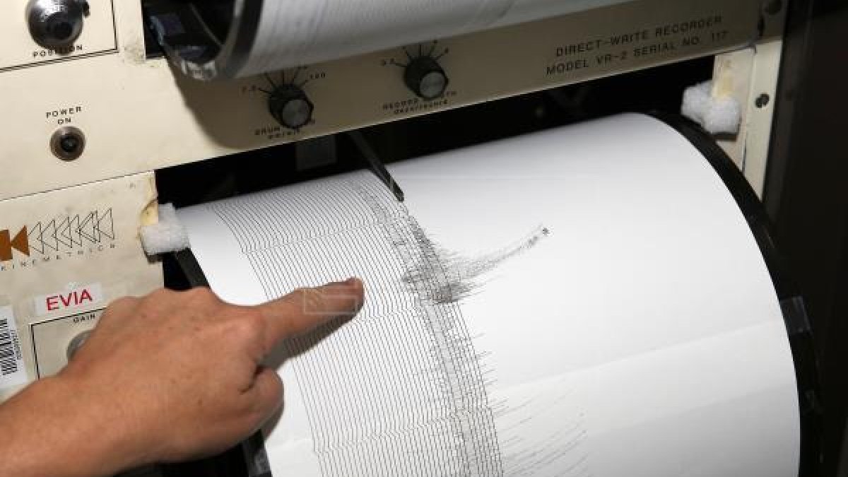 Imatge d'un sismògraf en el qual es registren els terratrèmols.