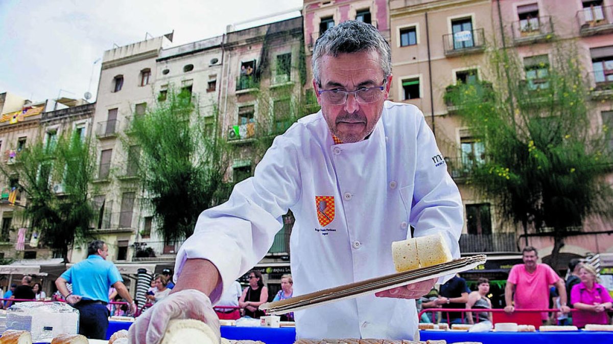 El Gremi d'Artesans Pastissers tornarà a preparar el Pastís del Braç, un braç de gitano de 75 metres del qual se'n fan 2.000 racions.
El plat per excel·lència de Santa
Tecla és l'espineta amb caragolins,
un plat on no hi falta
l'espineta, una part de l'especejament
de la tonyina, els caragols,
patata, ceba i tomàquet.
Un vi que maridaria a la perfecció
amb aquest plat intens en
sabors és el vi negre Cossetània
Reserva 2015, elaborat amb la
varietat Cabernet Sauvignon.
De la DO Penedès, aquest vi
no decep. Va rebre una medalla
d'or al Concurs Mundial
de Brussel·les 2021 per la seva
qualitat. És molt aromàtic amb
la presència que aporten unes
excel·lents botes de roure. I si
de postres triem el típic Braç
de Santa Tecla, no pot faltar un
cava com el Castell d'Or Brut
Nature, fresc i amb el carbònic
molt ben integrat que contrastarà
amb el dolç del pastís i ens
permetrà brindar