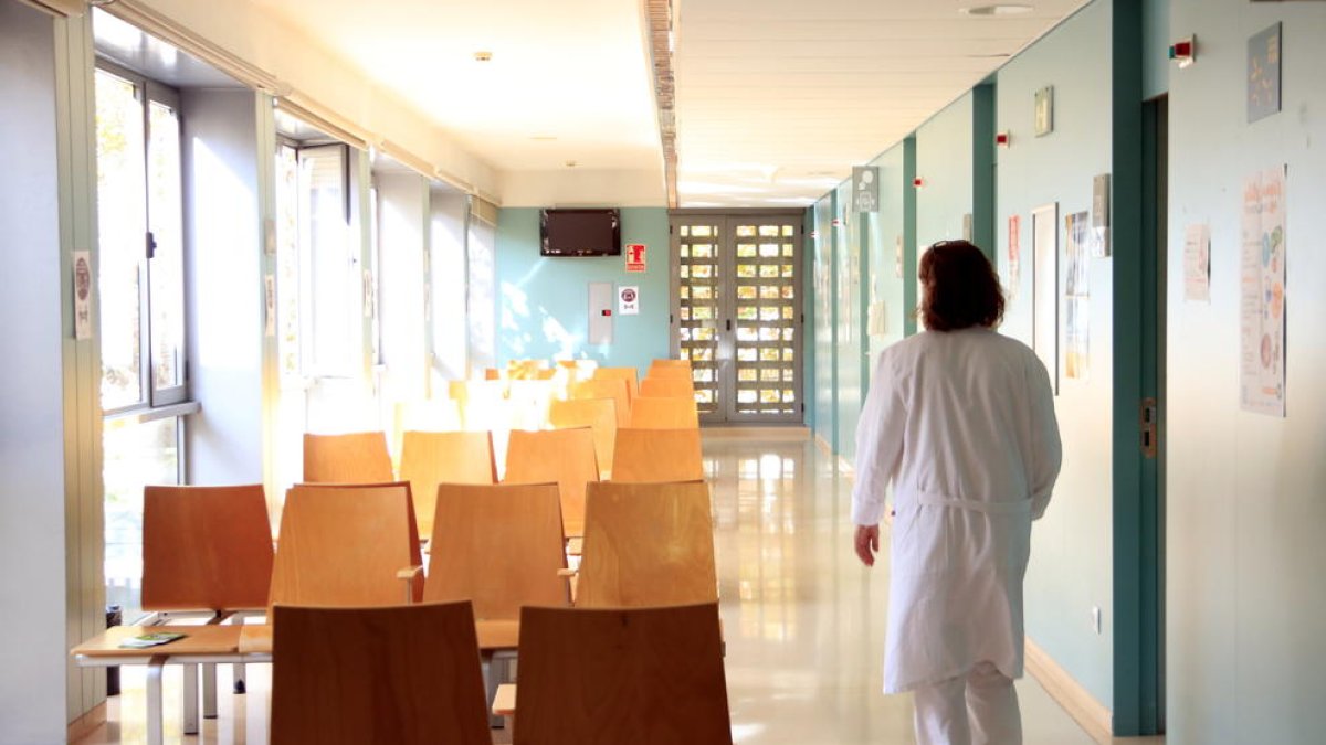 Una infermera camina per la sala d'espera d'un centre d'atenció primària.