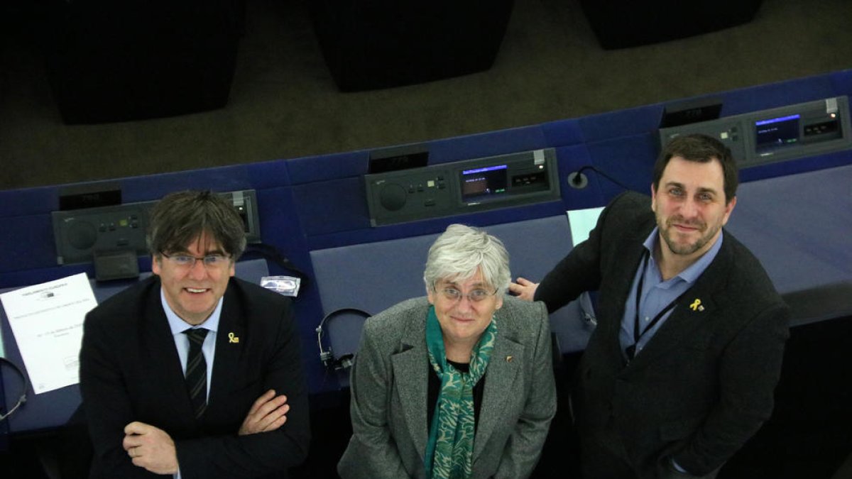 Els eurodiputats Toni Comín, Clara Ponsatí i Carles Puigdemont al seu escó a la seu del Parlament Europeu a Estrasburg