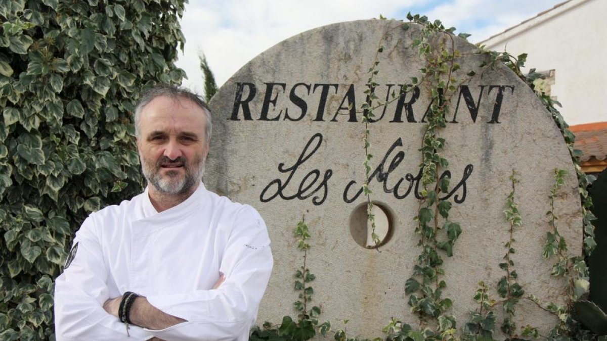 Jeroni Castells, a les portes del seu restaurant Les Moles d'Ulldecona.