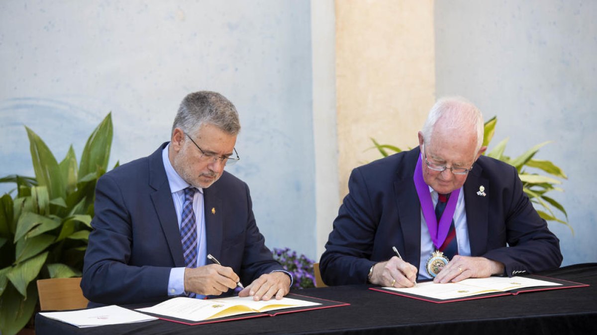 Imatge dels alcaldes de les dos ciutats signant la renovació de l'agermanament.