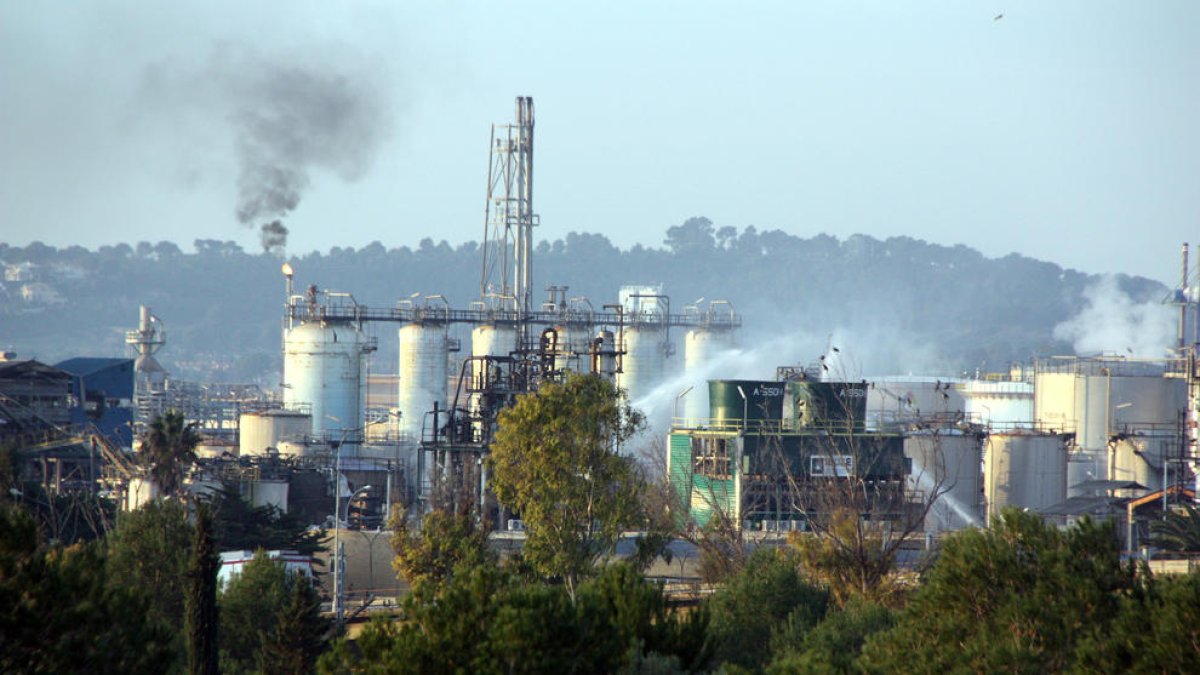 La planta de IQOXE en la Canonja, en el Tarragonès, donde se produjo una explosión.