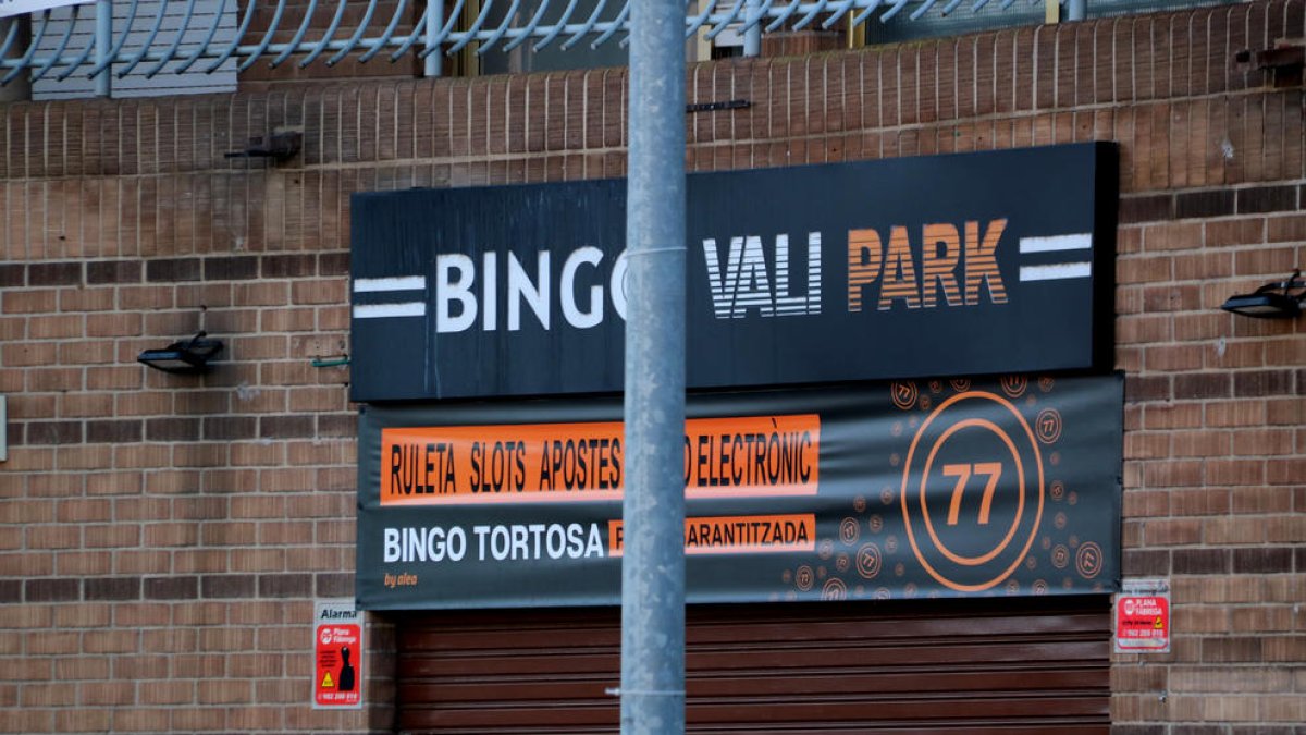 Cartell del bingo de Tortosa on es va produir l'atracament mortal.