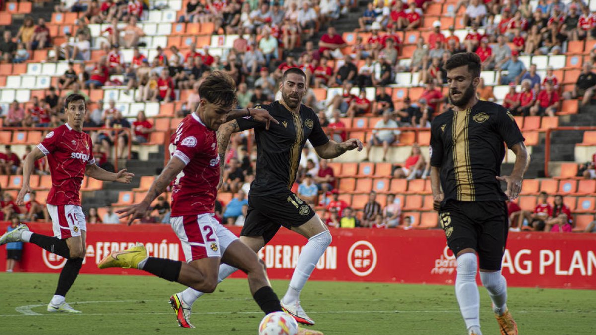 Marc Álvarez durant el partit contra l'Intercity al Nou Estadi Costa Daurada.