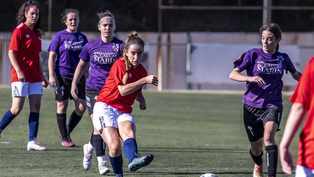 La capitana Josune Salvador durant un partit.