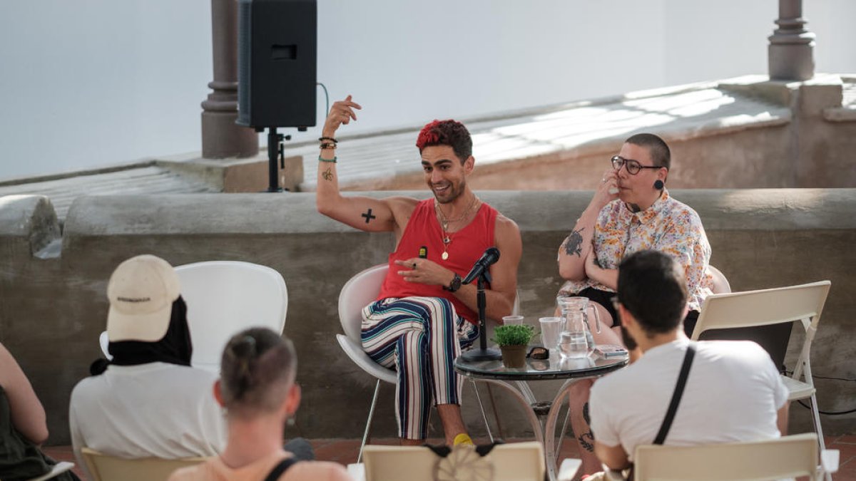 Josemola en la conferència sobre l'art i cultura Queer.