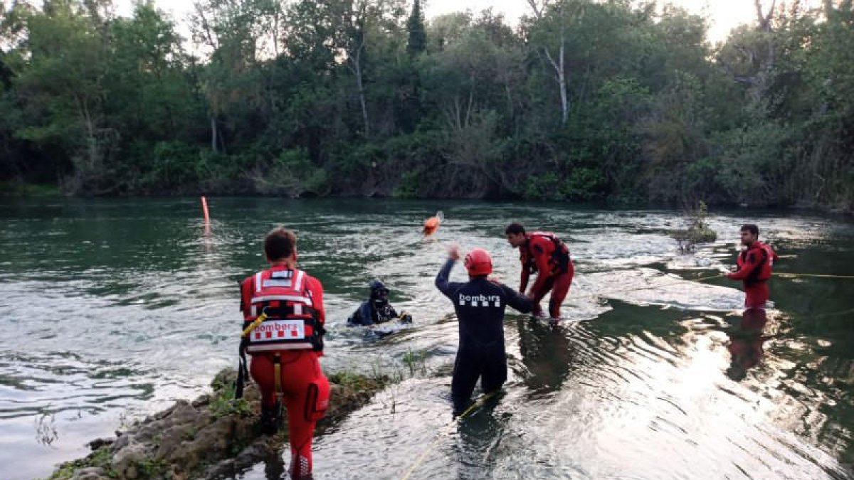 Imatge facilitada pels Bombers durant les tasques de rescat del jove al riu, a Balaguer.