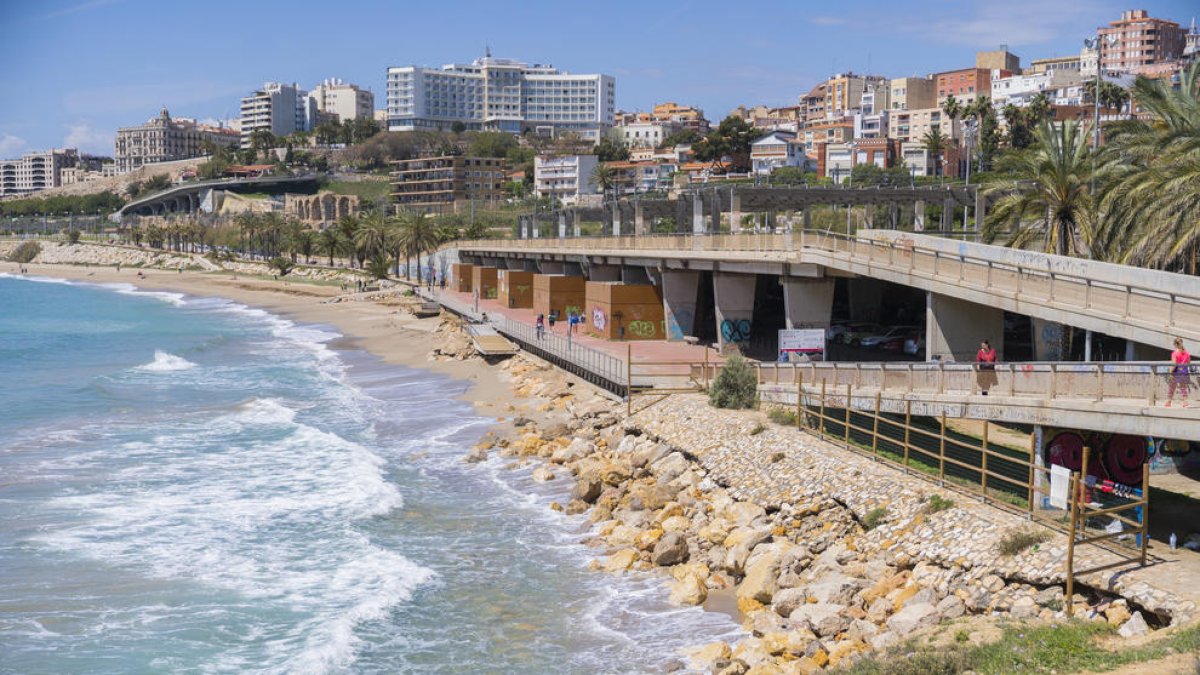 Imatge d'ahir de la platja del Miracle de Tarragona, afectada pel temporal i el canvi climàtic.