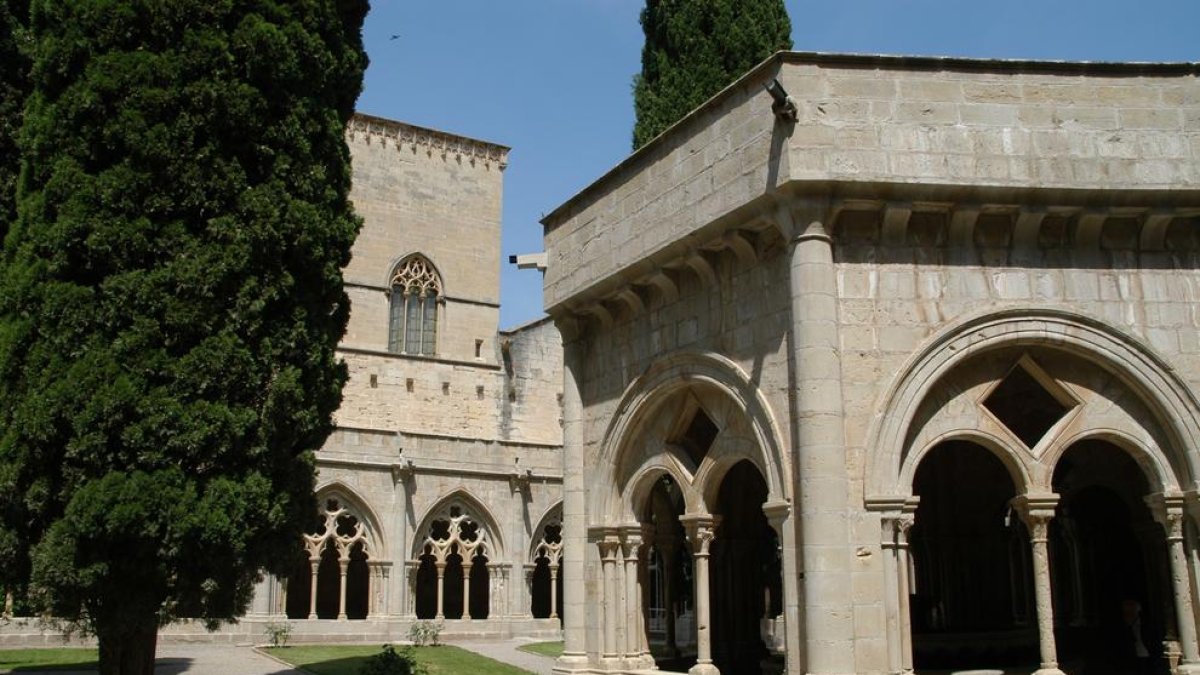 Claustro del Monasterio de Poblet. LAUSTRE DEL MONASTERIO DE POBLET. VIMBOD+ì I POBLET. Josep M. Potau