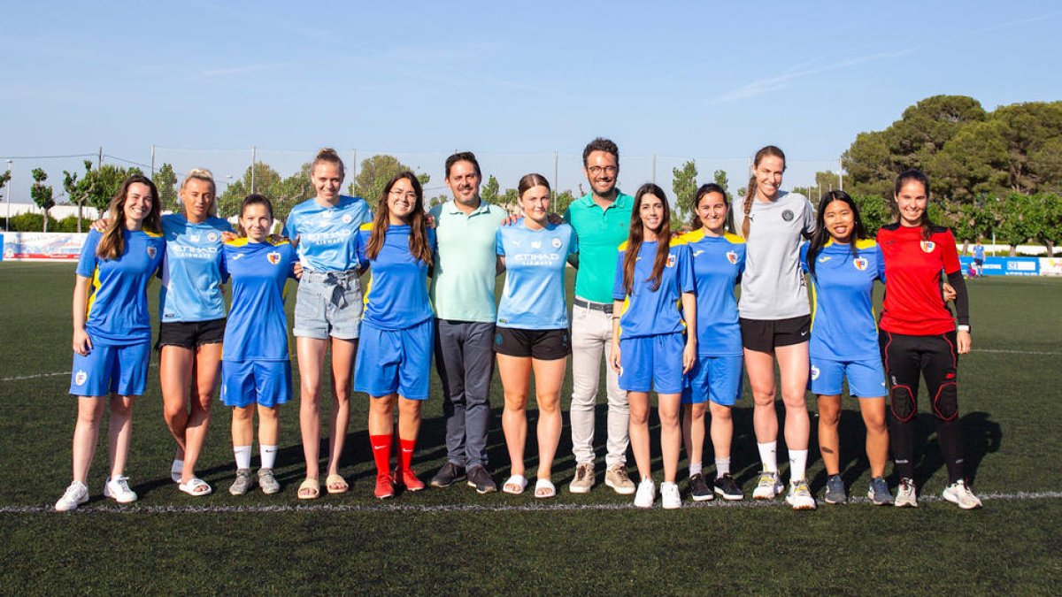 Les jugadores del Manchester City amb les jugadores vila-secanes i l'alcalde Pere Segura.