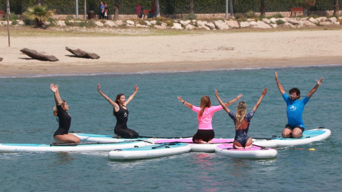 Un grupo de personas practica el sub yoga, una actividad que se podrá hacer este verano en Cambrils