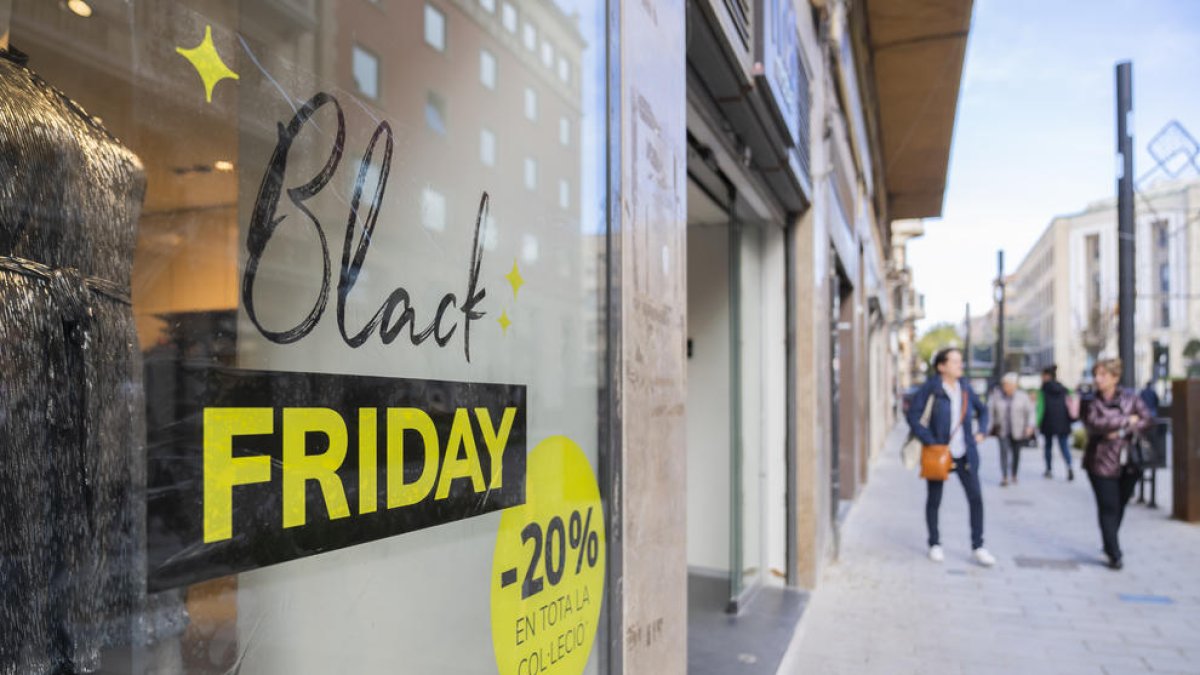 Les botigues del carrer Canyelles esperen que durant el cap de setmana hi hagi molta afluència de gent pel Black Friday.