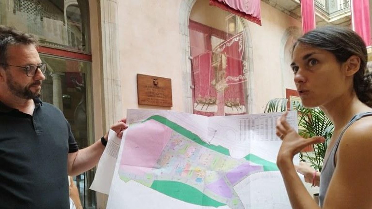 Imatge de la consellera Eva Miguel explicant el projecte per a la construcció de 223 pisos de lloguer social a Tarragona.