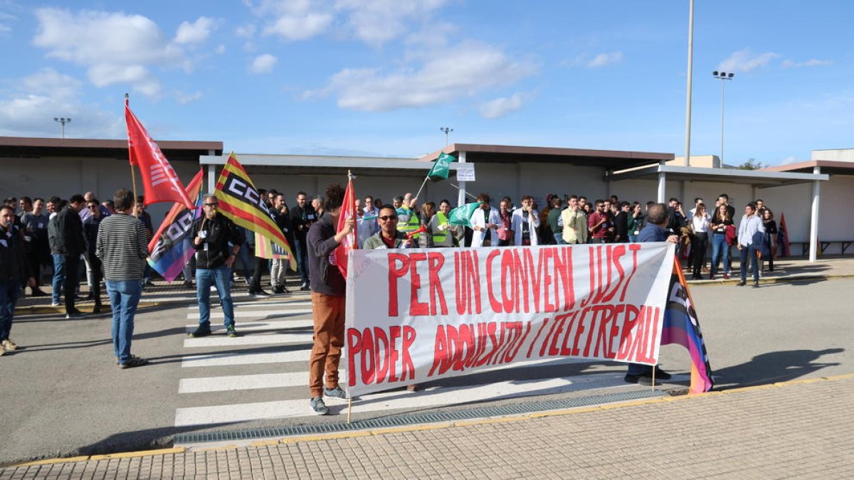Ingenieros trabajadores de Lear de Valls protestan a las puertas de la fábrica.