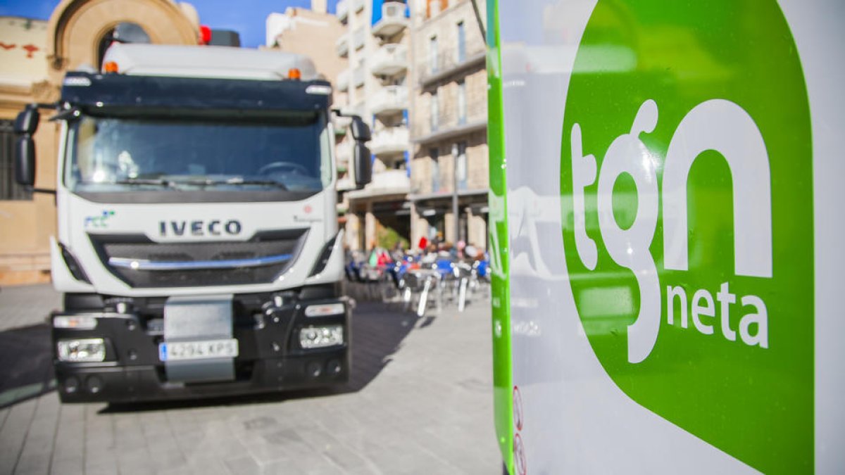 Imatge d'arxiu d'un vehicle de la neteja contractat per l'Ajuntament de Tarragona a la plaça Corsini.