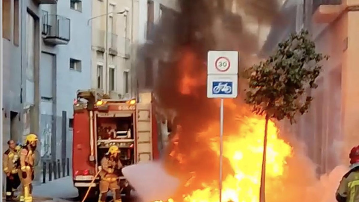 Los bomberos han sido toda la madrugada haciendo salidas a causa de contenedores quemados.