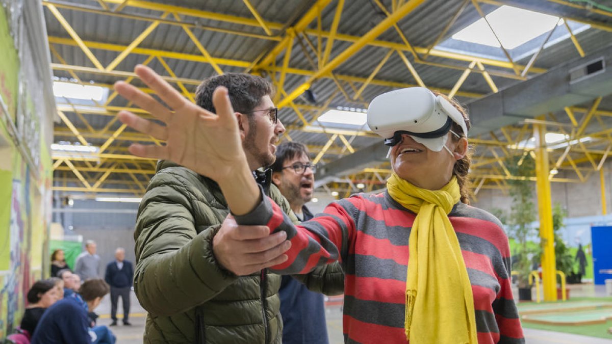 Imatge d'una prova de les ulleres de realitat virtual.