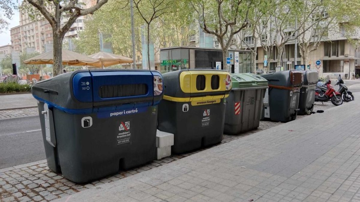 L'illa del Carrer Ample amb els contenidors nous, tret del de vidre, ahir.