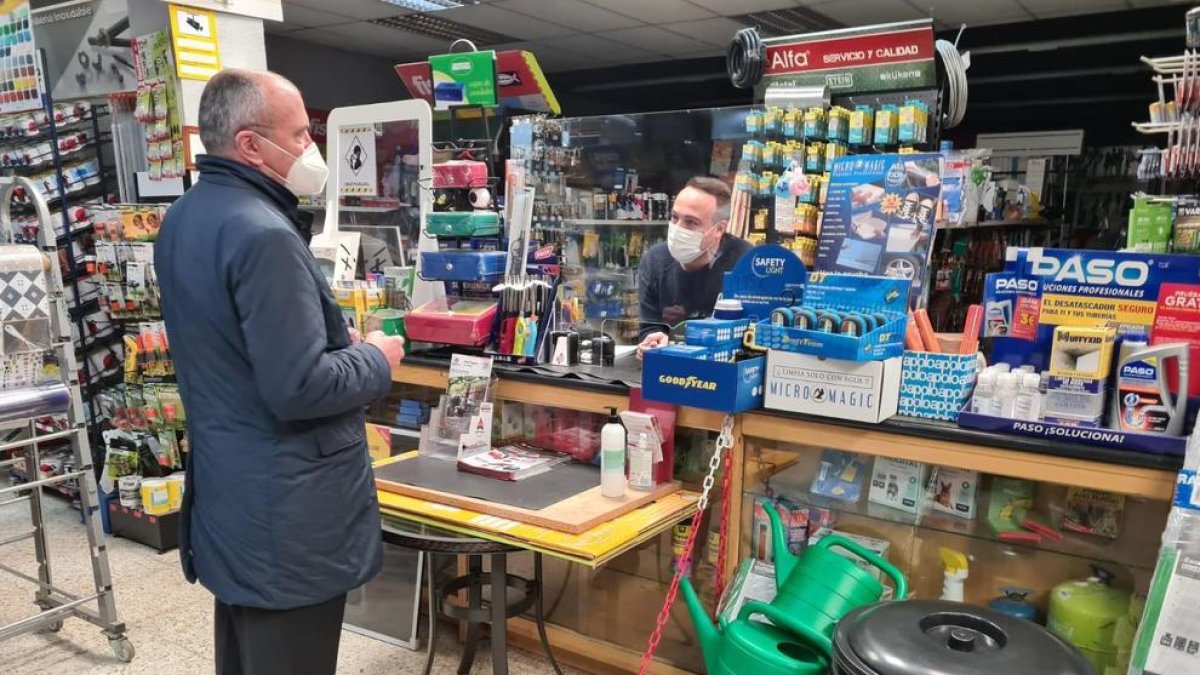 El alcalde de Reus, Carles Pellicer, visita una tienda de la ciudad.