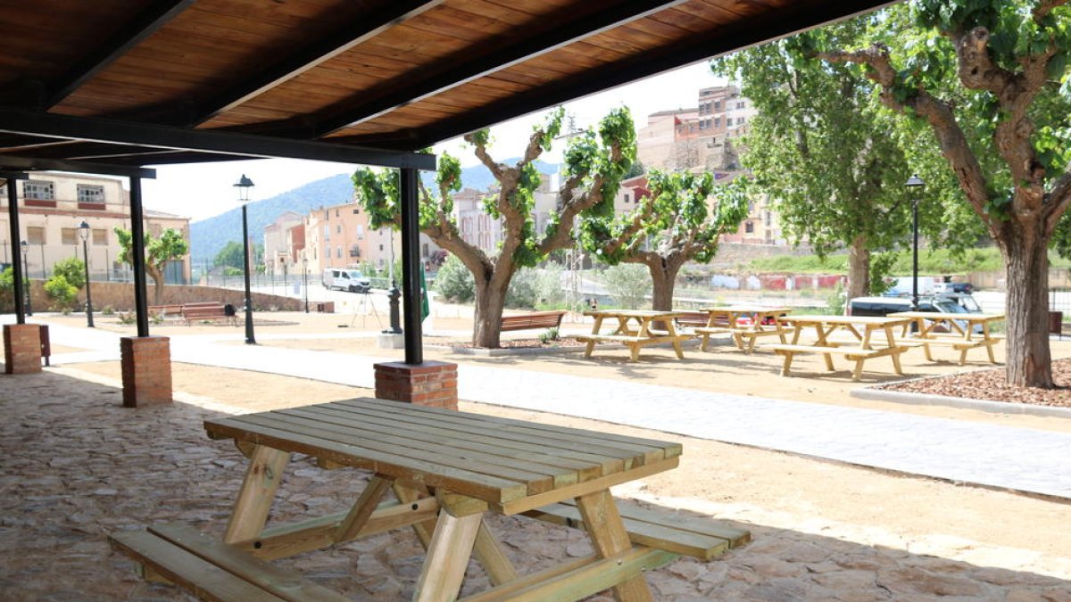 La consellera Vilagrà visita un nuevo parque público en la llamada «zona cero»