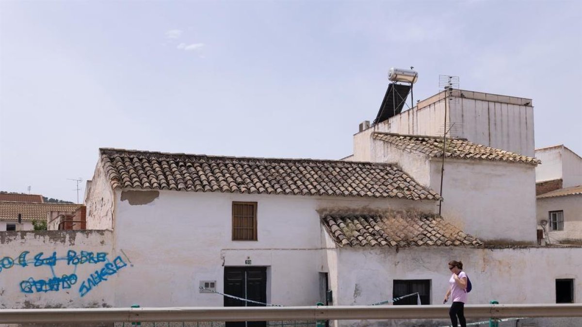 Façana de l'habitatge de l'home de 72 anys que ha mort després de ser agredit al robatori del seu habitatge.