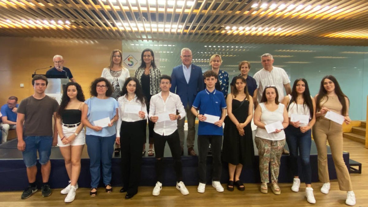 Imatge dels deu estudiants de Salou premiats amb beques universitàries.