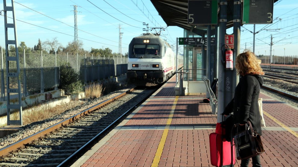 Una viatgera esperant a l'andana de l'estació de l'Aldea-Tortosa-Amposta un dels Talgo que ha arribat amb retard.