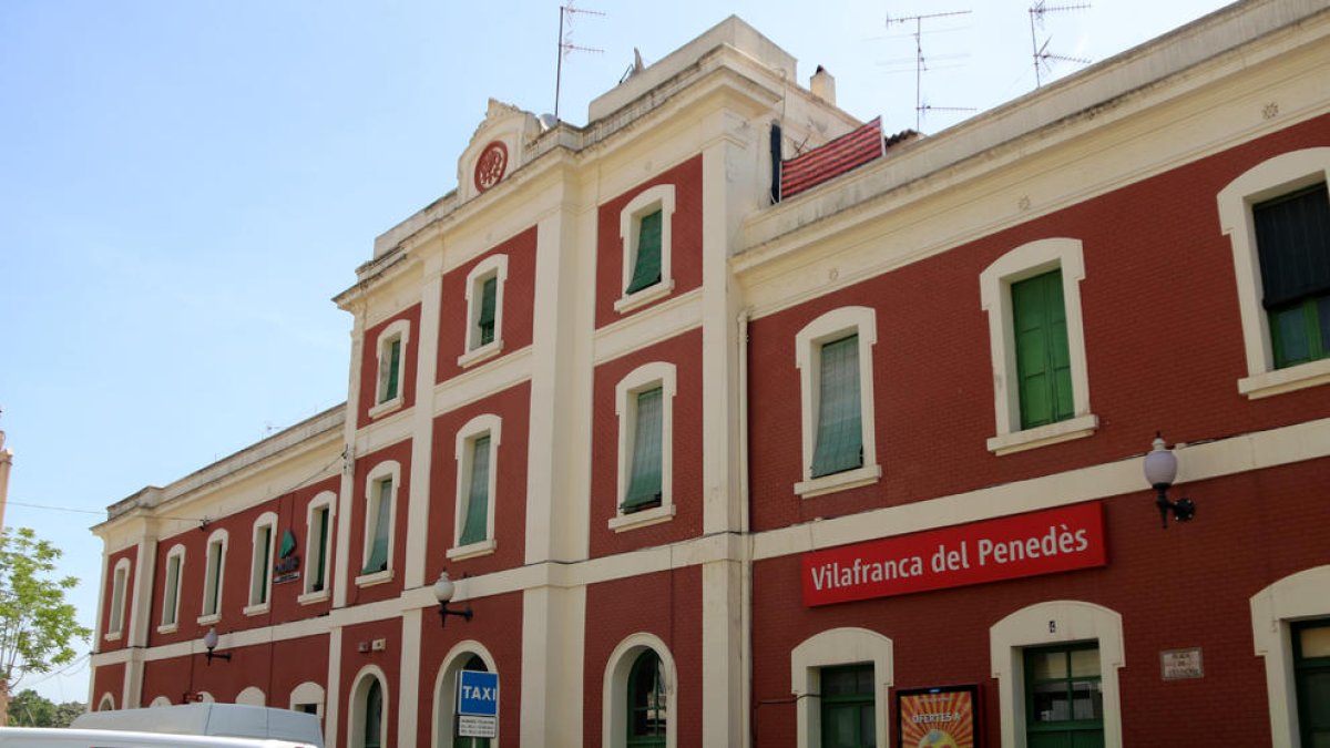 Façana principal de l'estació de trens de Vilafranca del Penedès.