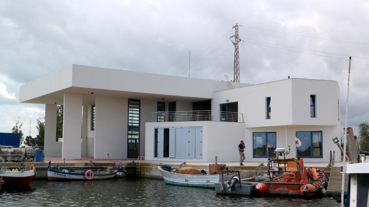 Nou edifici de la llotja de Pescadors al port fluvial de Deltebre.